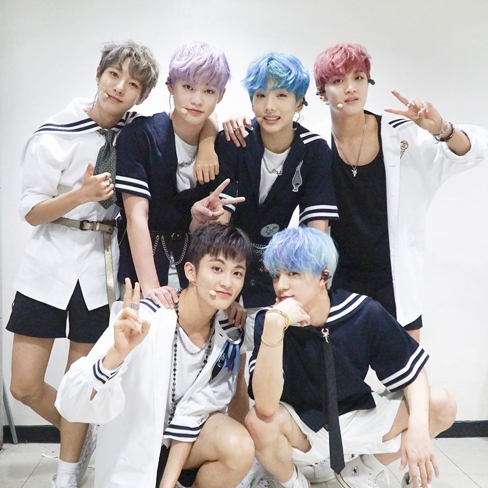 韓網熱議7組韓國男團水手服舞台造型！TXT清爽感十足，Stray Kids可愛度破表！-3