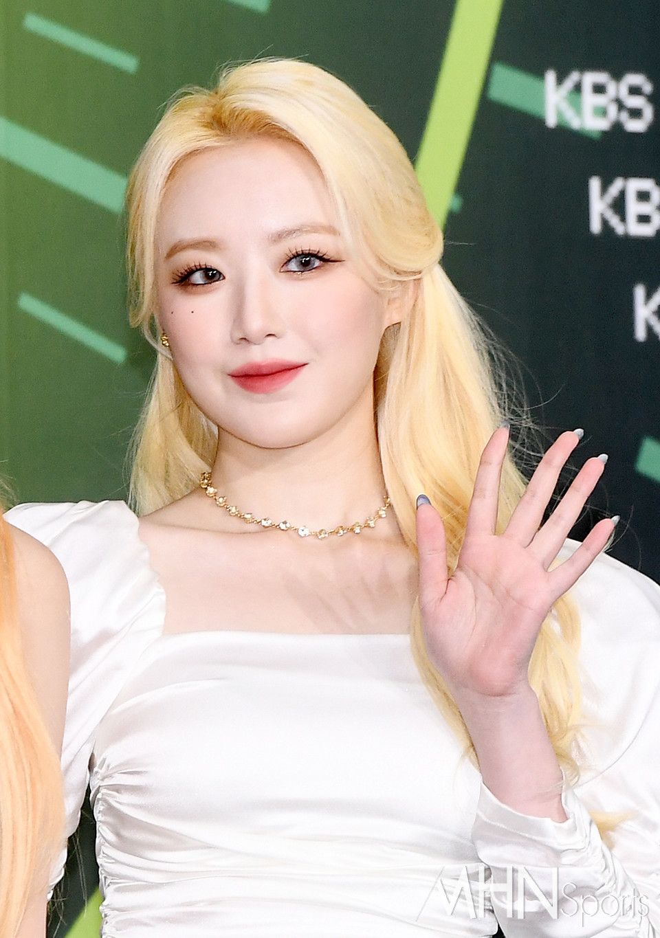 韓網票選最適合金髮的女偶像TOP7！舒華封神造型超驚艷，Winter、Liz都上榜，冠軍仙女無誤！-11