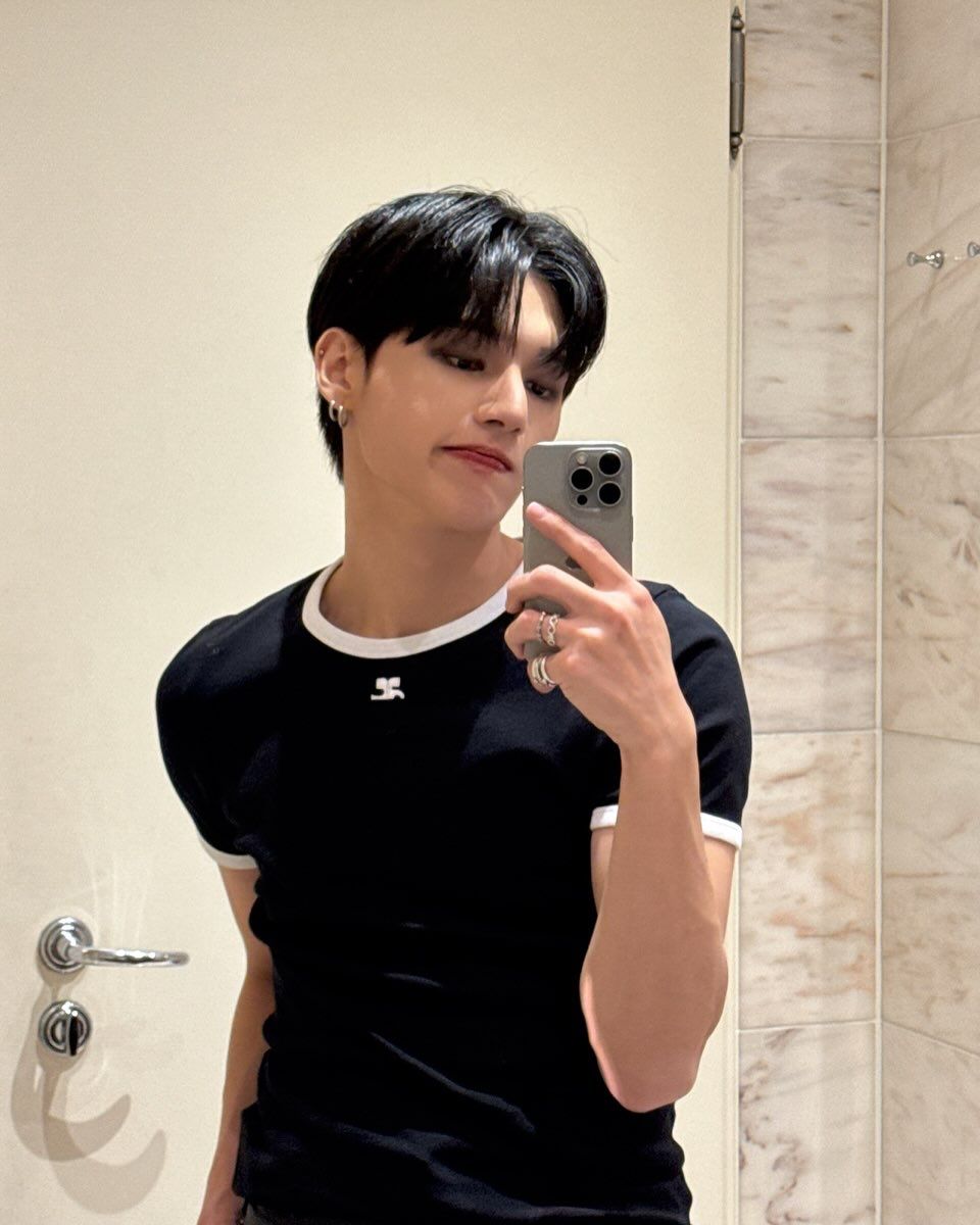 ATEEZ友榮太犯規！直接「半裸上身」出席courrèges大秀、巧克力腹肌根本極品男神！-5