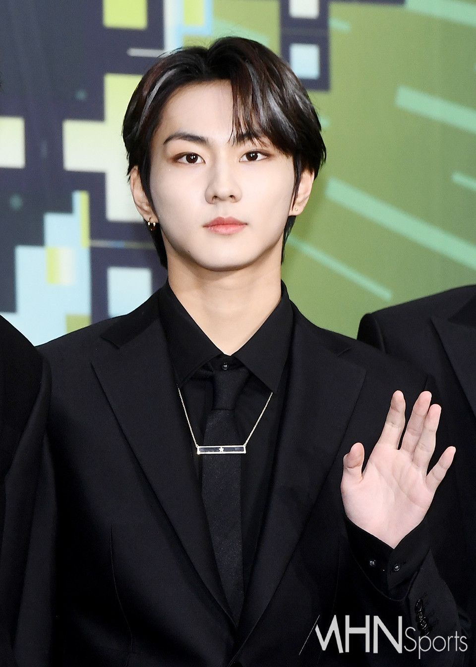 盤點6位憑實力當上隊長的KPOP男偶像！秀彬、禎元入榜，防彈RM成為團隊最堅強後盾！-9