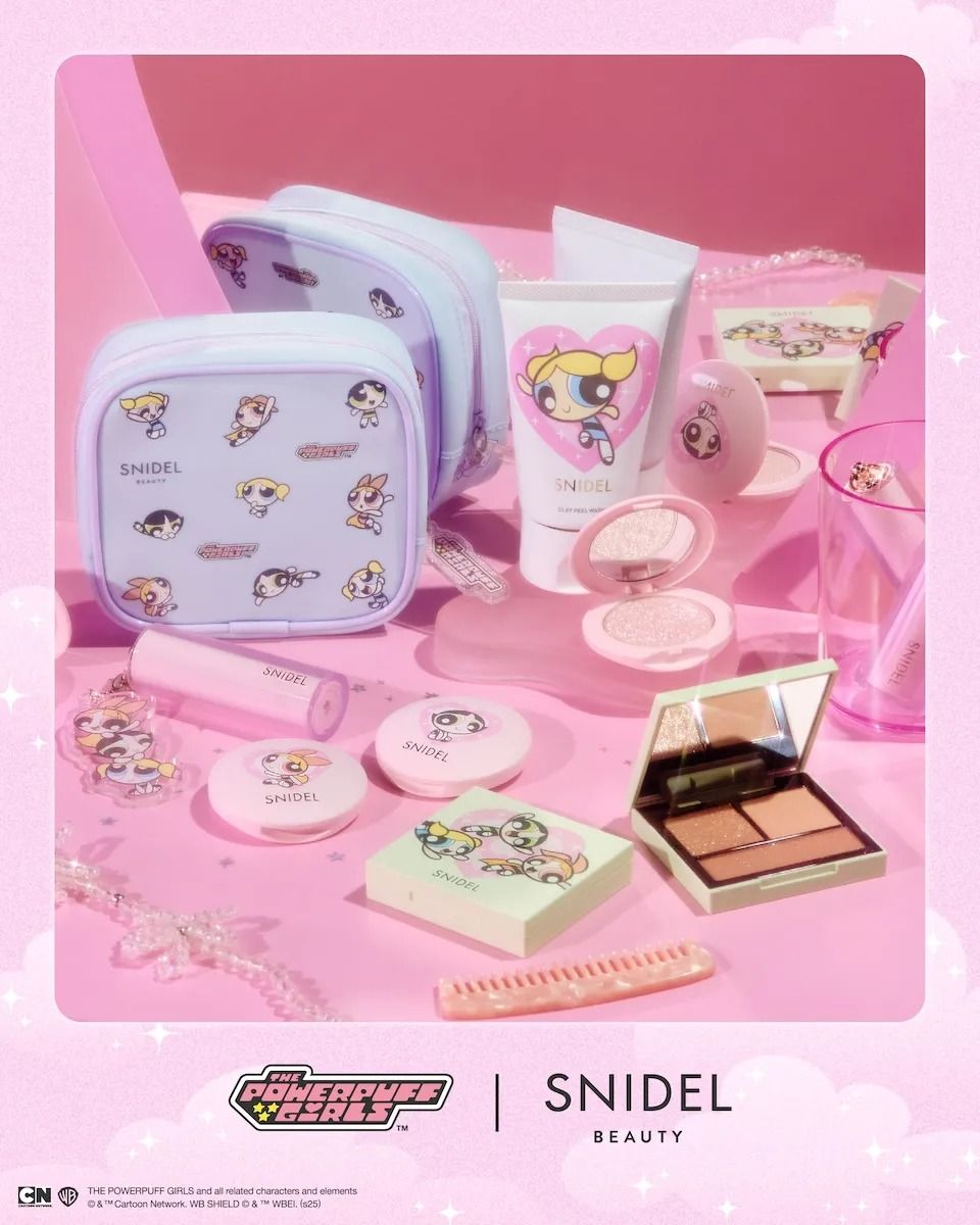 SNIDEL攜手飛天小女警推出聯名彩妝！嘟嘟潤唇膏吊飾、實用大地色眼影盤、少女風腮紅...，超犯規夢幻連動！-3