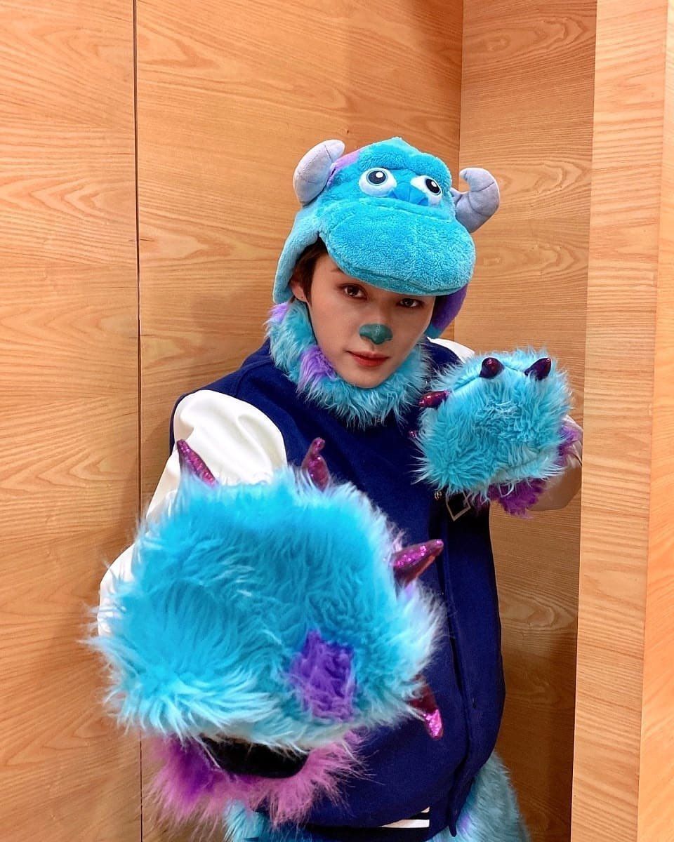 回顧歷年討論度超高的KPOP男偶像萬聖節裝扮！「佛地魔」居然是他，神童「英熙」爆笑全場，成燦「小丑」帥到爆！-10