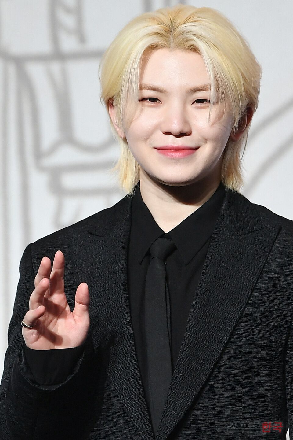 韓網公認6位皮膚超白的KPOP男偶像！WOOZI、在玹白到發光，成訓「冰上王子」人如其名！-3