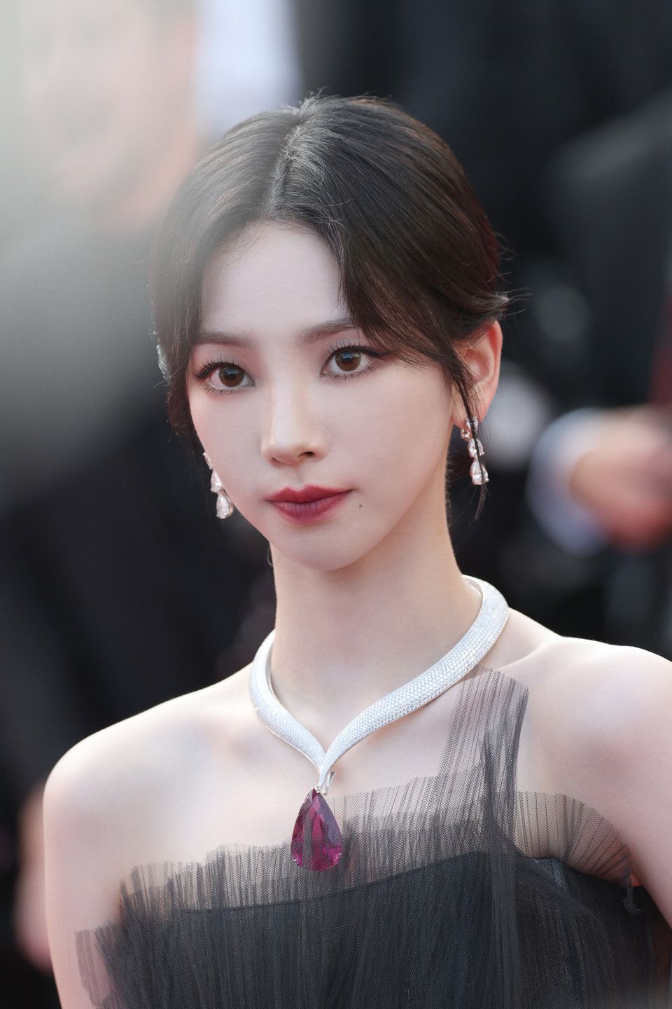 韓網熱議6大KPOP女偶像傳奇紅毯照！IU坎城驚豔全球，Winter、張員瑛同列KPOP最強紅毯女神！-5