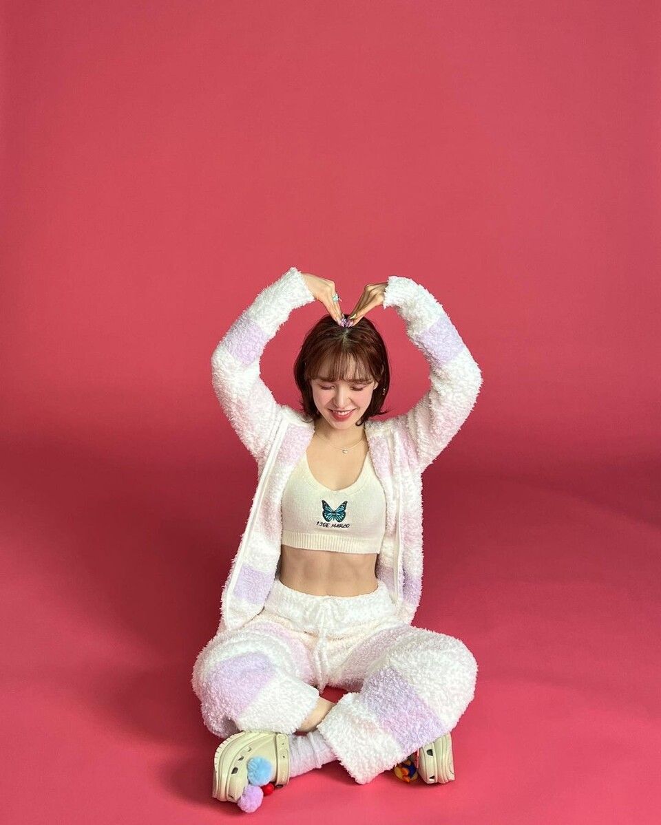 盤點6位擁有「名品腹肌」KPOP女偶像！一葉、雅賢冰塊腹肌超結實，Momo被譽「偶像身材天花板」-11