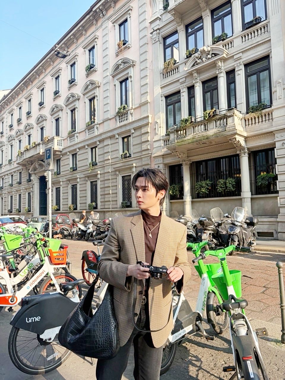 Stray Kids同款相機盤點！Felix最愛徠卡「這台」、Leeknow拿富士相機在米蘭狂拍帥照！-8