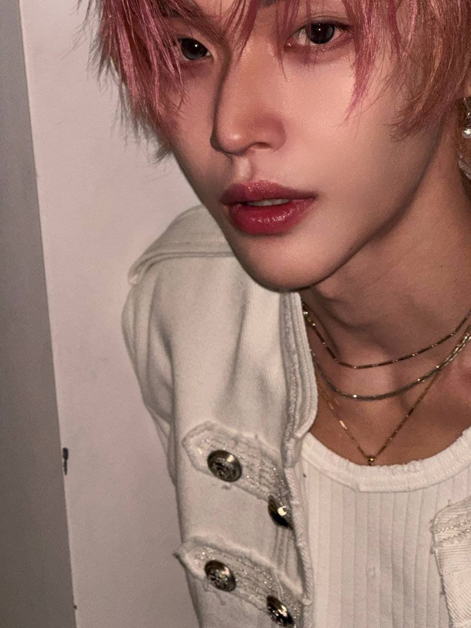 盤點7位KPOP圈公認的「自拍匠人」男偶像！秀彬「男友照」封神，善禹、元彬超會抓角度-12