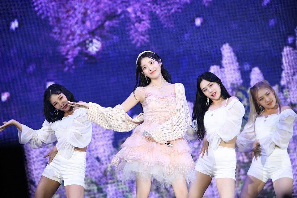 IU睽違4年台灣演唱會門票日期確定！人間仙女「舞台造型」回顧，準備好衝搶票了！-11