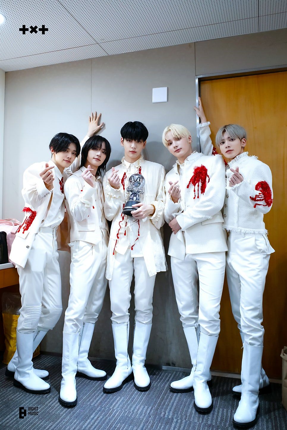 韓網熱議6大男團神級打歌舞台造型！Stray Kids霸氣氣場全開，ENHYPEN新歌服裝帥出新高度！-10