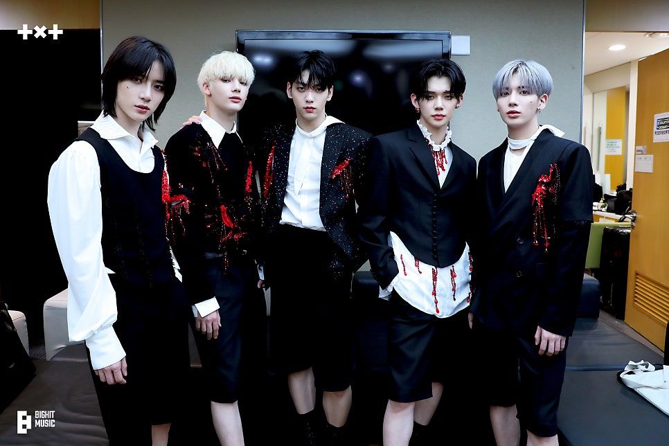 韓網熱議6大男團神級打歌舞台造型！Stray Kids霸氣氣場全開，ENHYPEN新歌服裝帥出新高度！-11