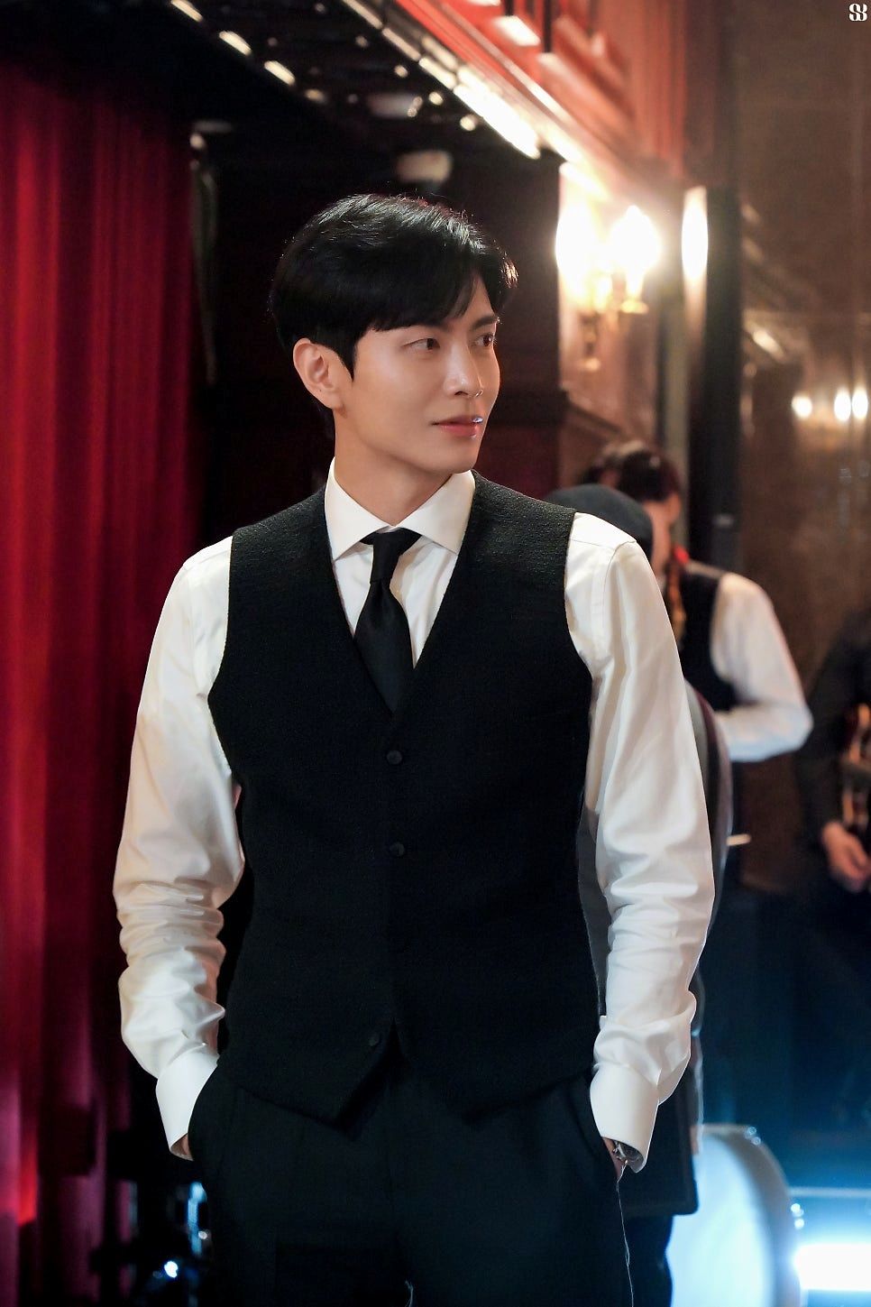 韓網熱議6位「恐龍相」男星代表！孔劉被受封「始祖」，東海、金宇彬魅力十足！-10