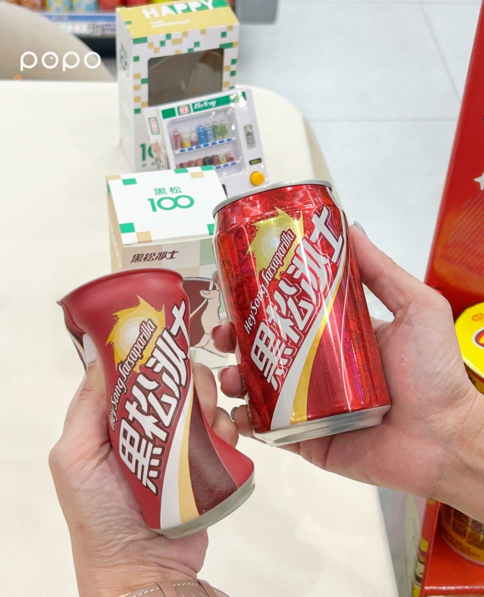 社群爆紅「迷你黑松自動販賣機」全家就買得到！可扭出三款飲料太療癒、黑松沙士捏捏球同步開賣！-11