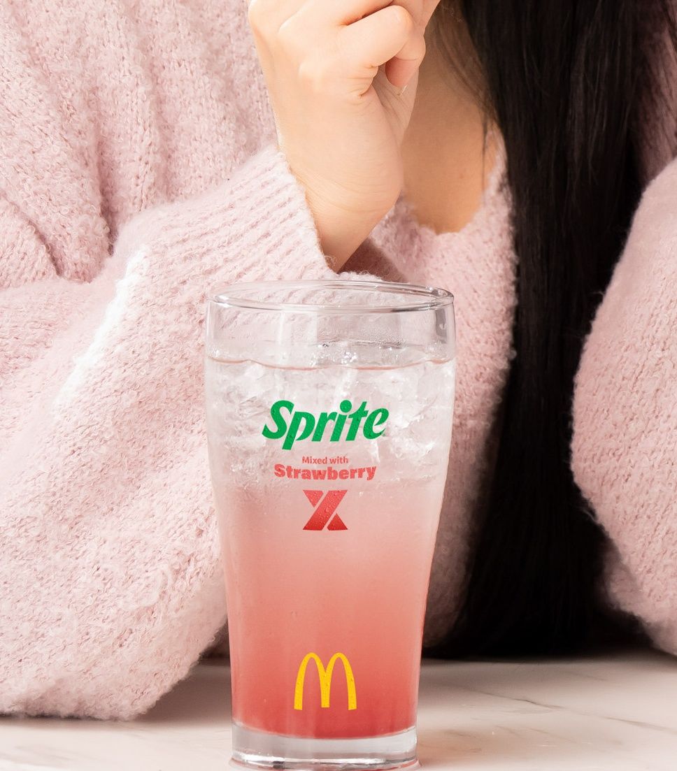 草莓控發瘋！麥當勞「草莓白巧克力三角派&OREO草莓冰炫風」酸酸甜甜超療癒、這天開賣！-3