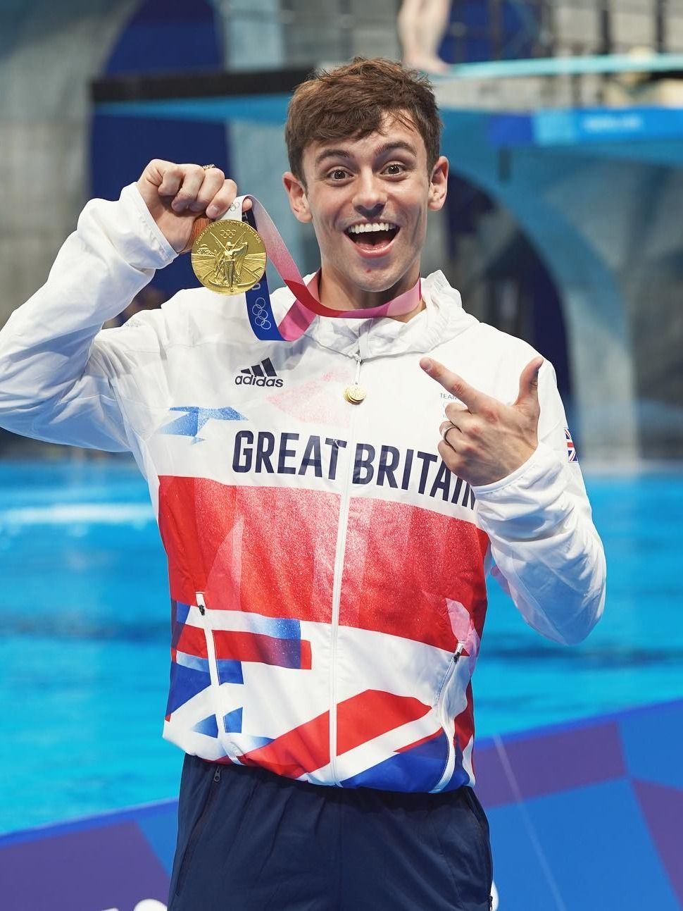 英國跳水王子湯姆戴利2024奧運毛衣完成了！五度出戰再奪銀牌，沒有他織毛線的畫面那就不是奧運！-15