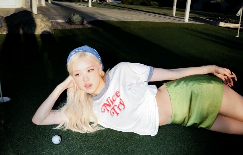 Rosé的Coachella穿搭從不讓人失望！不費力「肉式穿搭」同款T恤、墨鏡找到了！同框好友都是大咖？！-8