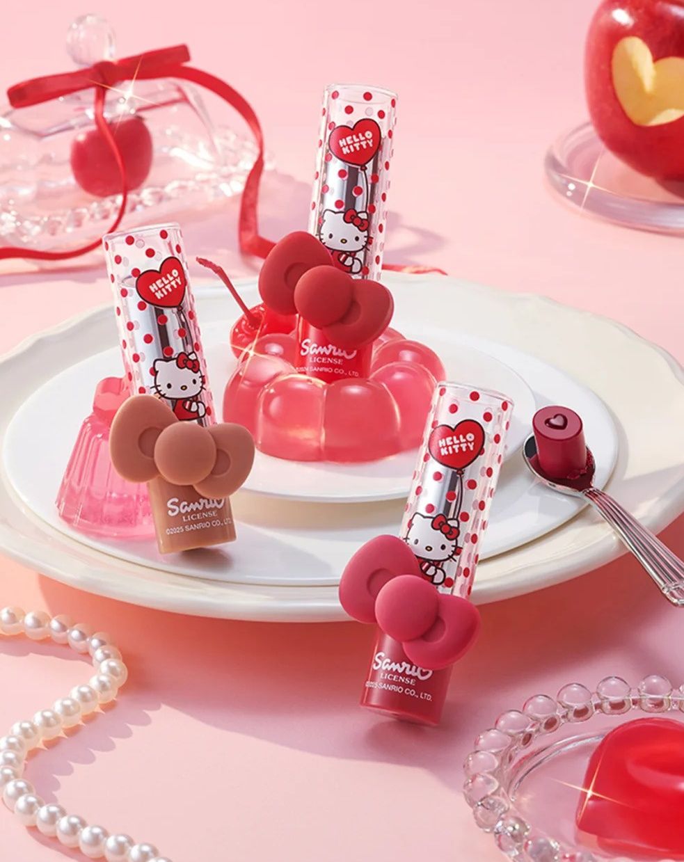 Hello Kitty風暴席捲美妝圈！SHEGLAM第二波凱蒂貓聯名全品項開箱，蝴蝶結夾心唇膏、無嘴貓粉撲、少女心噴發！-3