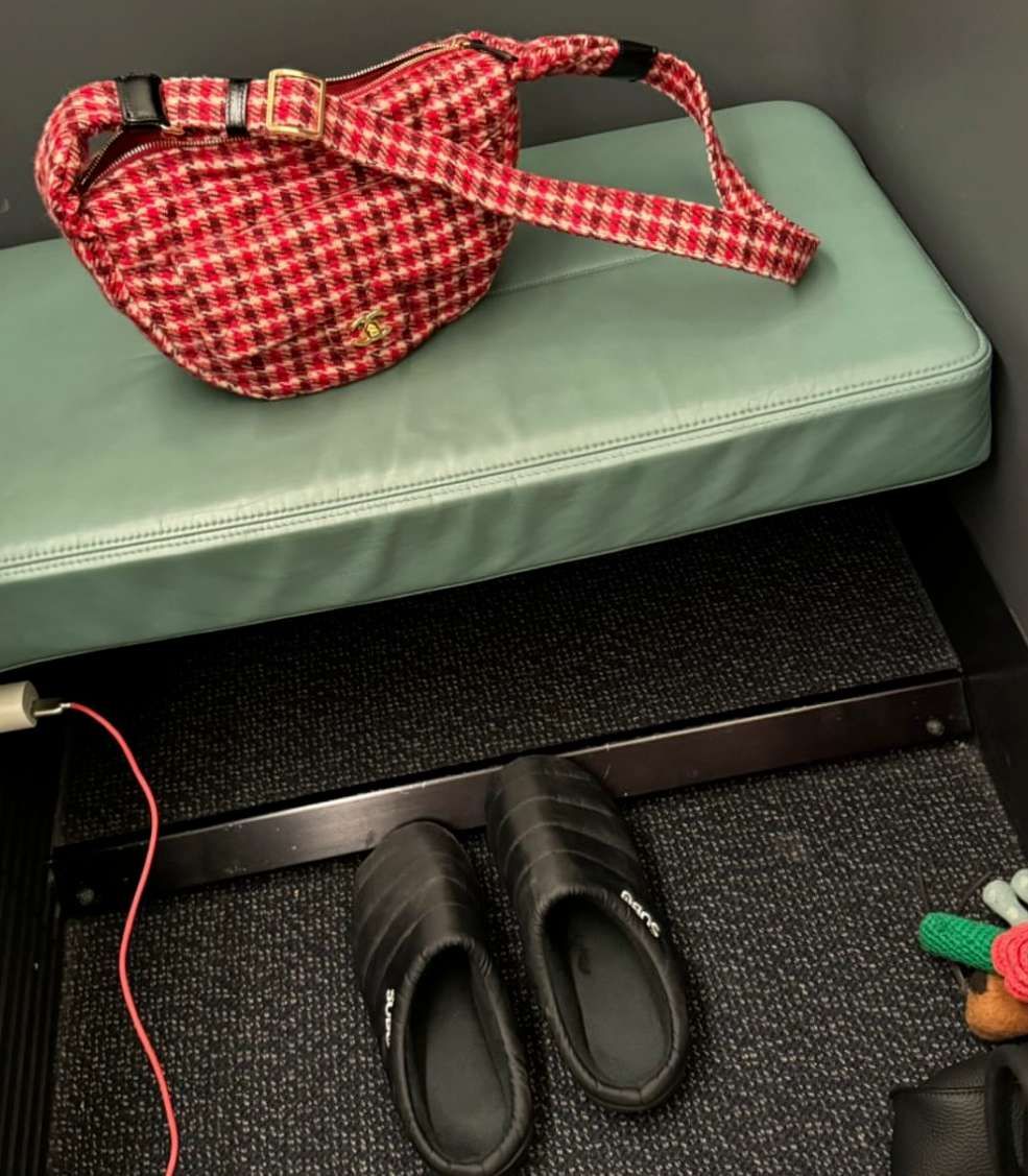 人間香奈兒Jennie出發巴黎時裝周！「乖巧千金風」鉛筆腿、小貓甜笑全場融化！-7