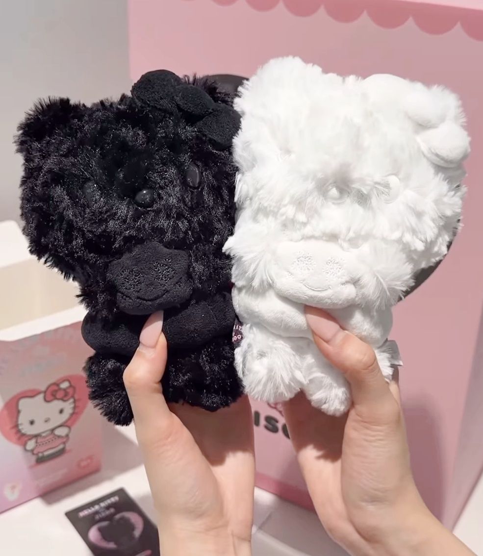 Jisoo×Hello Kitty聯名周邊曝光！超可愛「小洋裝+珍珠腰鏈Kitty玩偶、絨毛吊飾盲盒」購買方式看這邊！-2