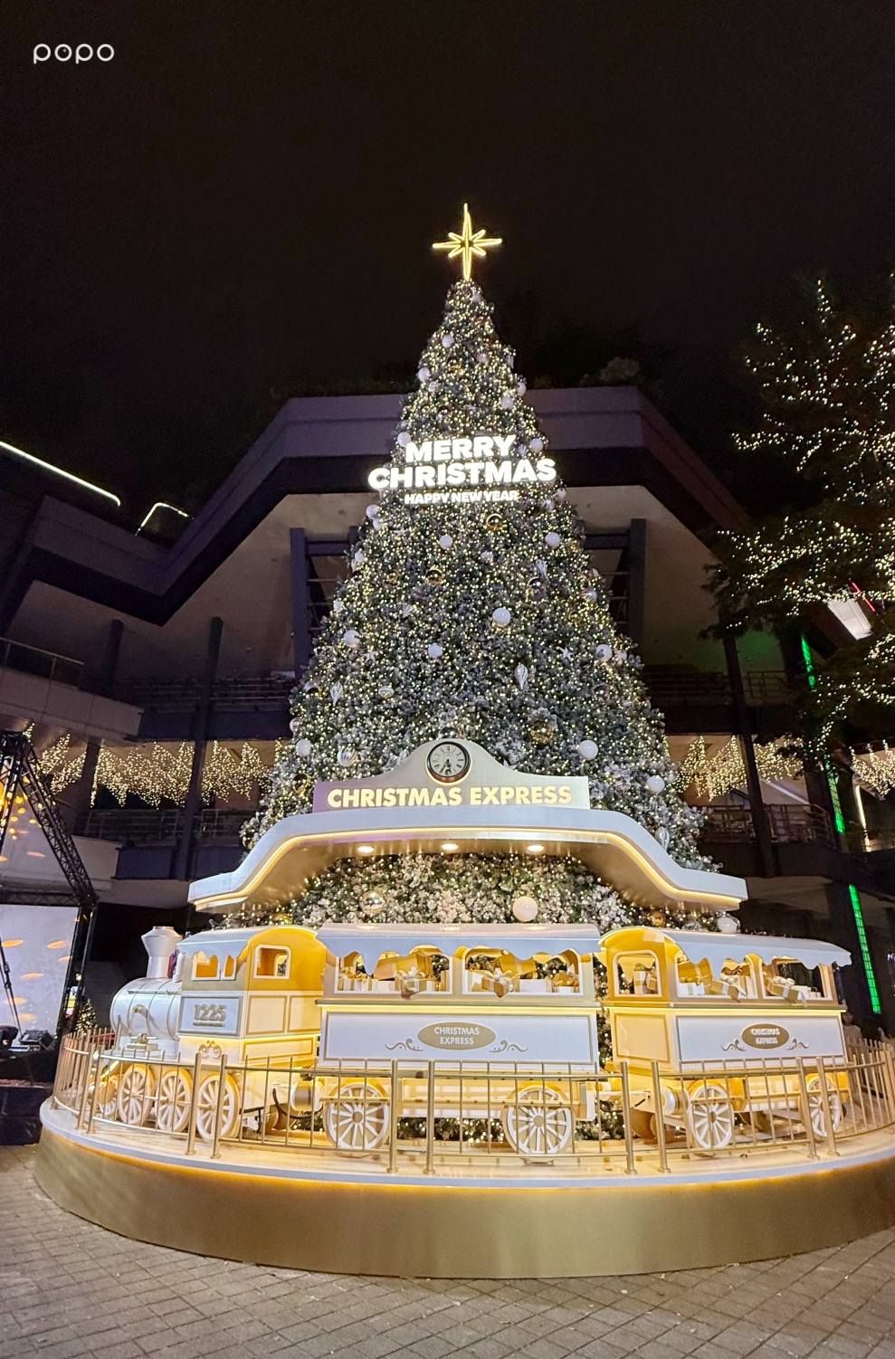 2025雙北必拍9大聖誕樹懶人包！台北101三眼怪光廊可愛翻、「這顆」飄雪水晶球+史努比雕像太萌必拍！-2