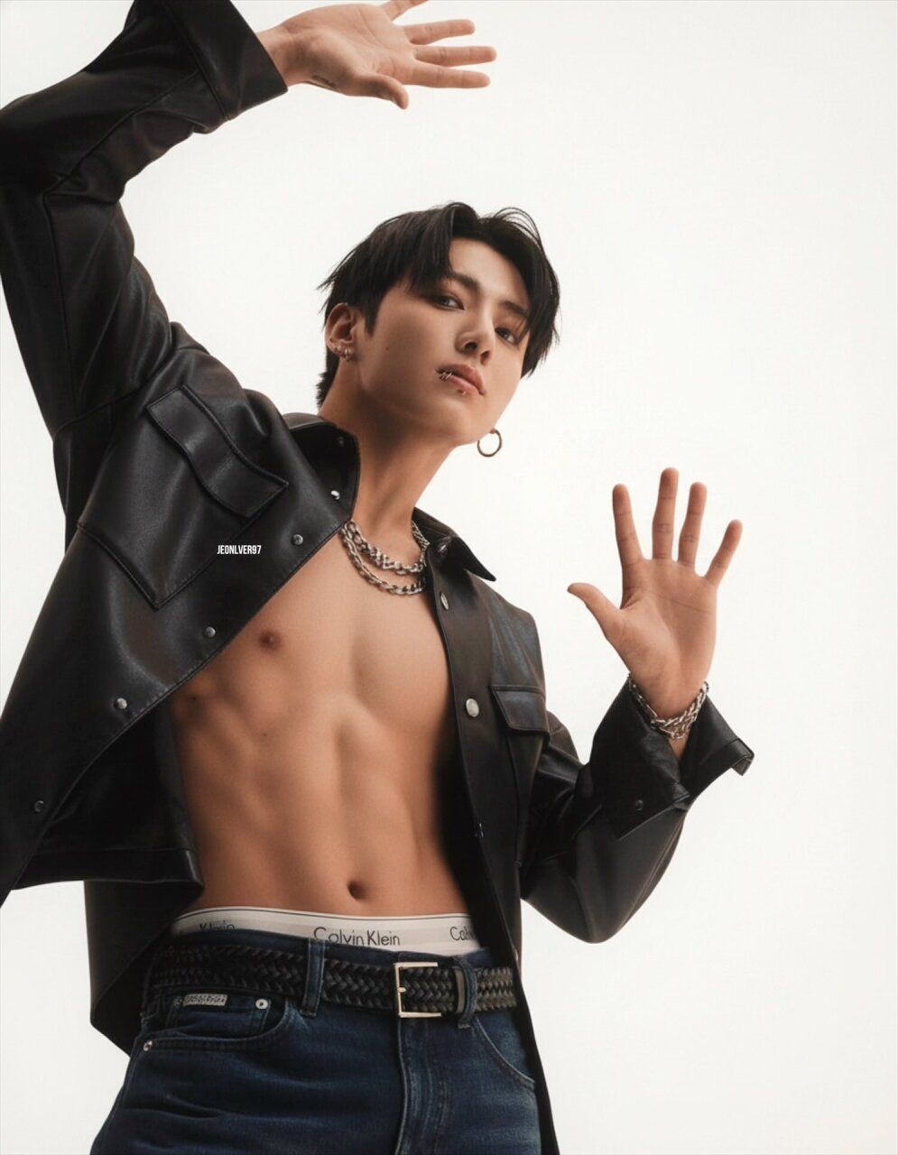 盤點6位擁有「名品腹肌」的KPOP男偶像！玟奎、秀彬身材管理太強、成燦演出大秀好身材引熱議！-2