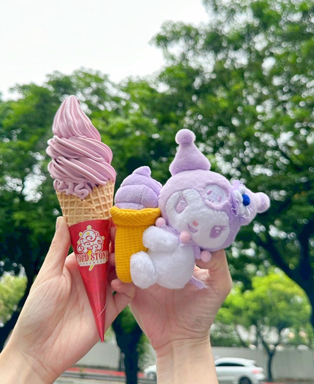 7-11跟酷洛米聯名啦！「藍莓起司霜淇淋&紫莓思樂冰」酸甜又消暑、還有Q翻酷洛米吊飾要買！-7